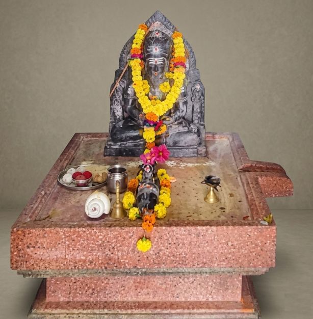 ಬೆಳಗಾವಿ ಜಿಲ್ಲೆಯ ಖಾನಾಪುರ ತಾಲ್ಲೂಕಿನ ಕಕ್ಕೇರಿ ಗ್ರಾಮ, ಕಕ್ಕಯ್ಯನವರ ಐಕ್ಯಸ್ಥಳ (ಸಮಾಧಿ ಸ್ಥಳ)